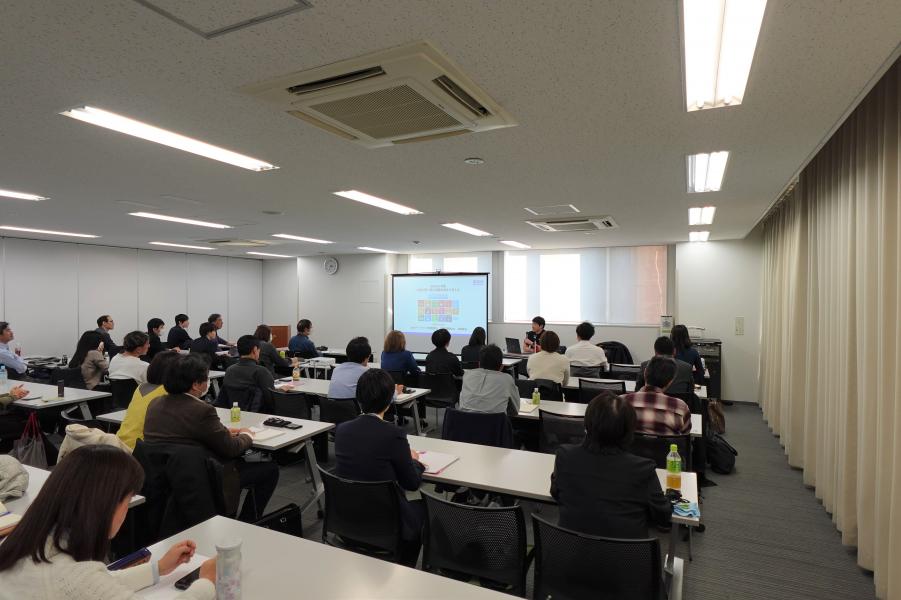 参加者が熱心に講演を聴いている様子